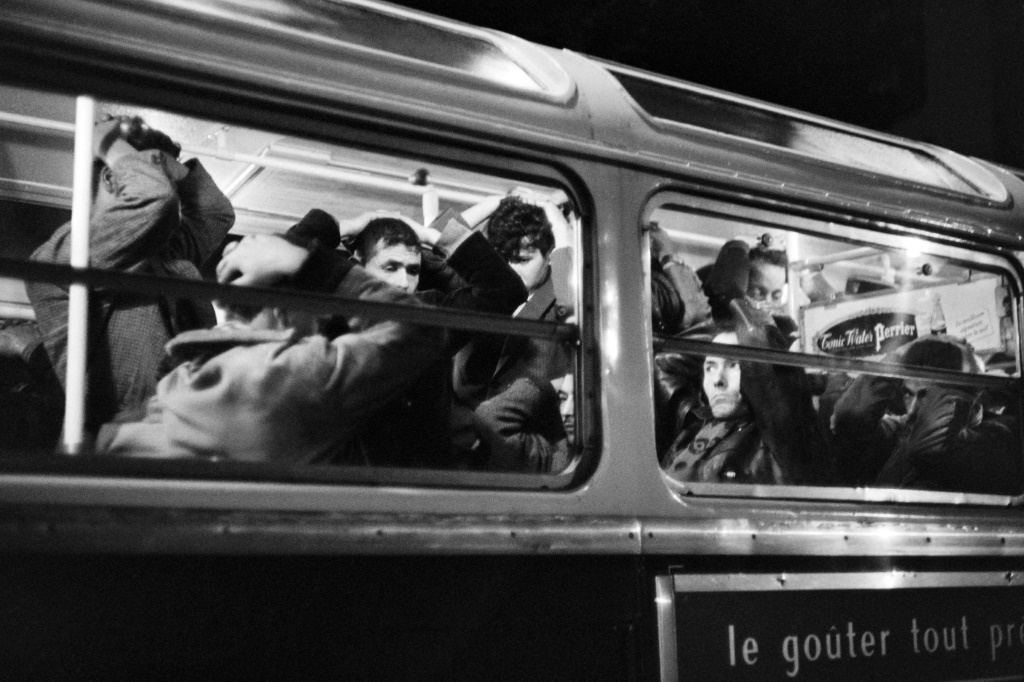 جزائريون كانوا يتظاهرون سلميا احتجاجا على حظر تجول في 17 تشرين الأول/أكتوبر 1961 في باريس أوقفتهم الشرطة واقتادتهم إلى مراكز للتدقيق بهوياتهم وقد تعرض الكثير منهم للعنف أو للقتل (أ ف ب)   