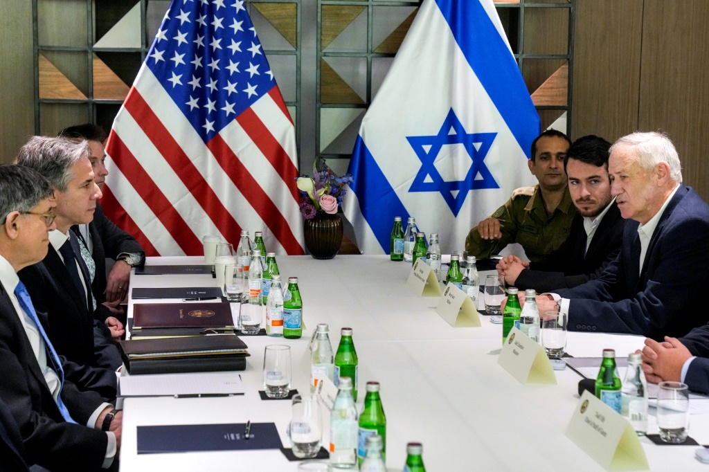 صورة مؤرخة في 8 شباط/فبراير 2024 لوزير الخارجية الأميركي (وسط يسار) خلال اجتماع مع مسؤولين إسرائيليين في تل أبيب (أ ف ب)   