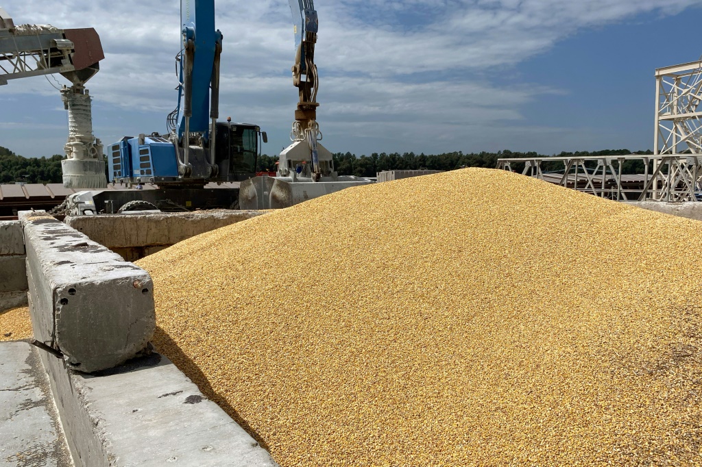 حبوب الذرة على الرصيف في ميناء في منطقة أوديسا، في 22 تموز/يوليو 2023 (أ ف ب)   