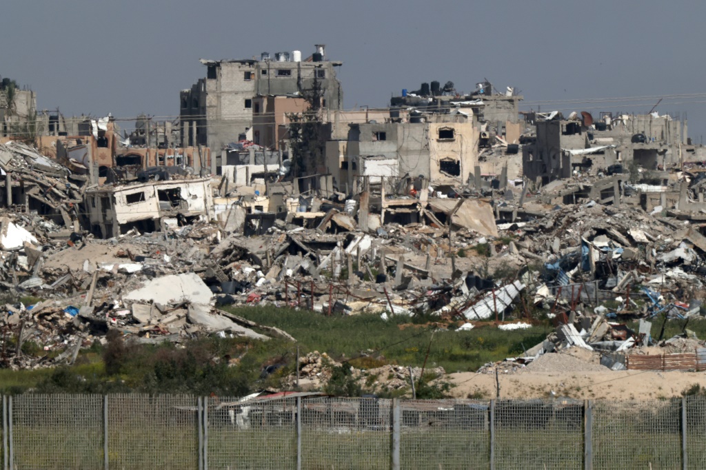 منظر يوم 28 مارس 2024 من جنوب إسرائيل لمباني قطاع غزة التي دمرتها الغارات الإسرائيلية (أ ف ب)   