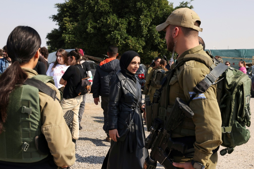 ينتشر أفراد من قوات الأمن الإسرائيلية يتواجدون خلال احتجاج نشطاء إسرائيليين وفلسطينيين على الحرب في غزة، عند تقاطع يؤدي إلى مدينة أريحا في الضفة الغربية المحتلة في 9 شباط/فبراير 2024 (أ ف ب)   