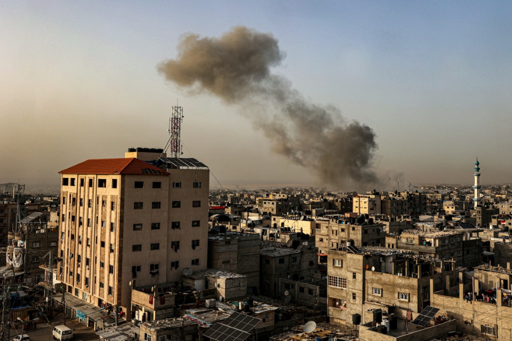 وتواجه غزة أزمة إنسانية وارتفاعا في عدد القتلى (أ ف ب)   
