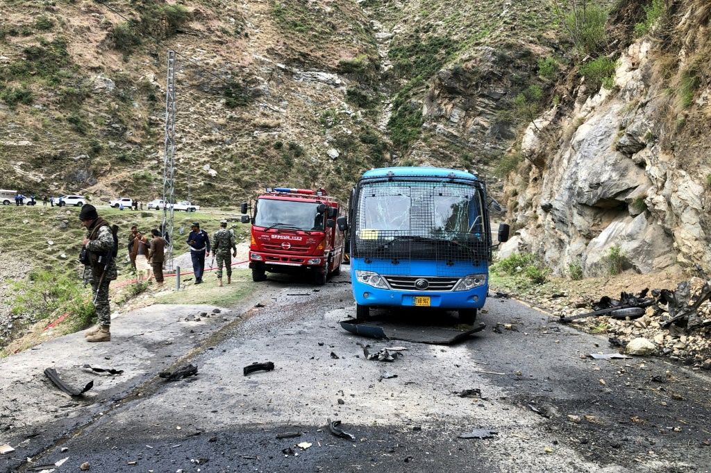 تم استهداف عمال صينيين من قبل انتحاري صدم سيارتهم على طريق جبلي بالقرب من أحد مواقع السد (ا ف ب)