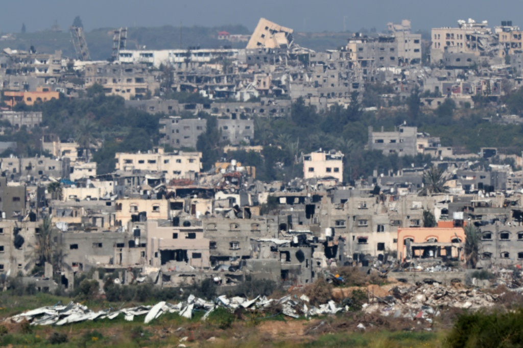 صورة ملتقطة من الحدود الجنوبية لإسرائيل مع قطاع غزة تظهر فيها مبان مدمرة بسبب القصف الإسرائيلي في 13 آذار مارس 2024 في ظل الحرب بين إسرائيل وحركة حماس (ا ف ب)
