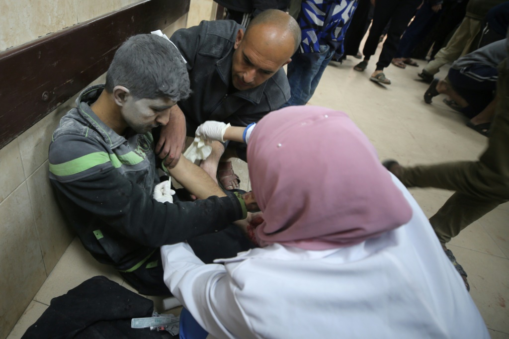 جريح فلسطيني يتلقى العلاج في مستشفى الاقصى بعد قصف اسرائيلي على منزل في دير البلح بوسط قطاع غزةفي كانون الثاني يناير 2024 (ا ف ب)