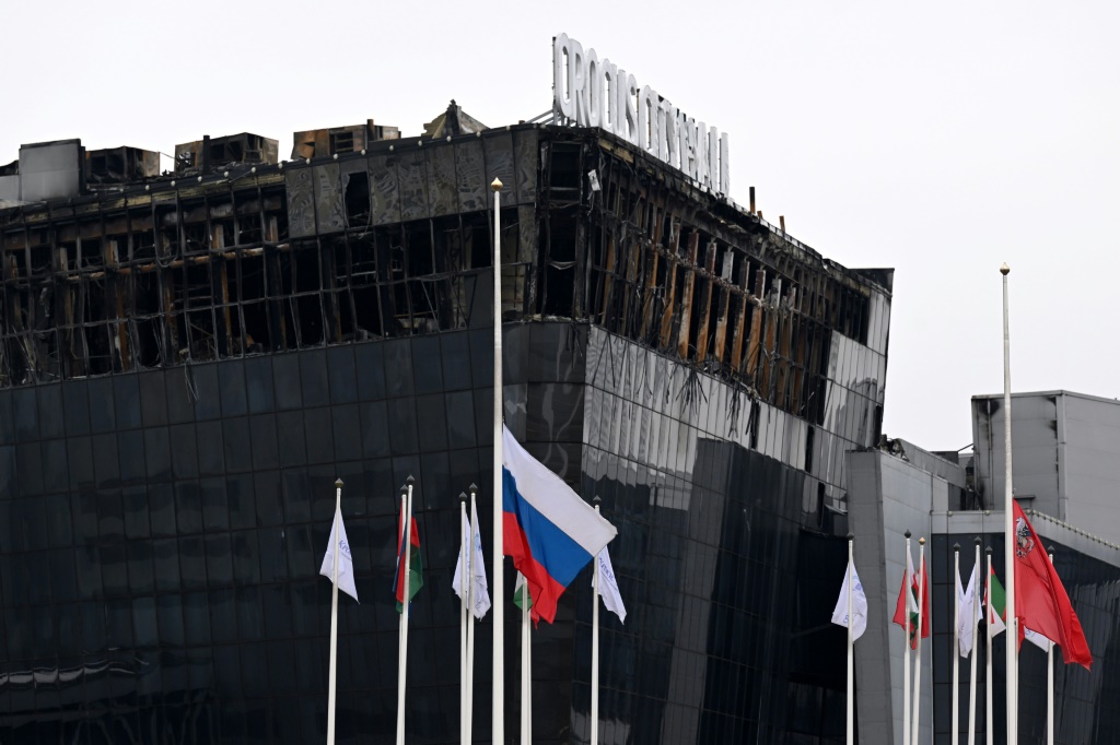 علم روسي تم تنكيسه أمام صالة كروكوس سيتي هول في موسكو في 29 آذار/مارس 2024 بعد أسبوع على هجوم أوقع 144 قتيلا (ا ف ب)   