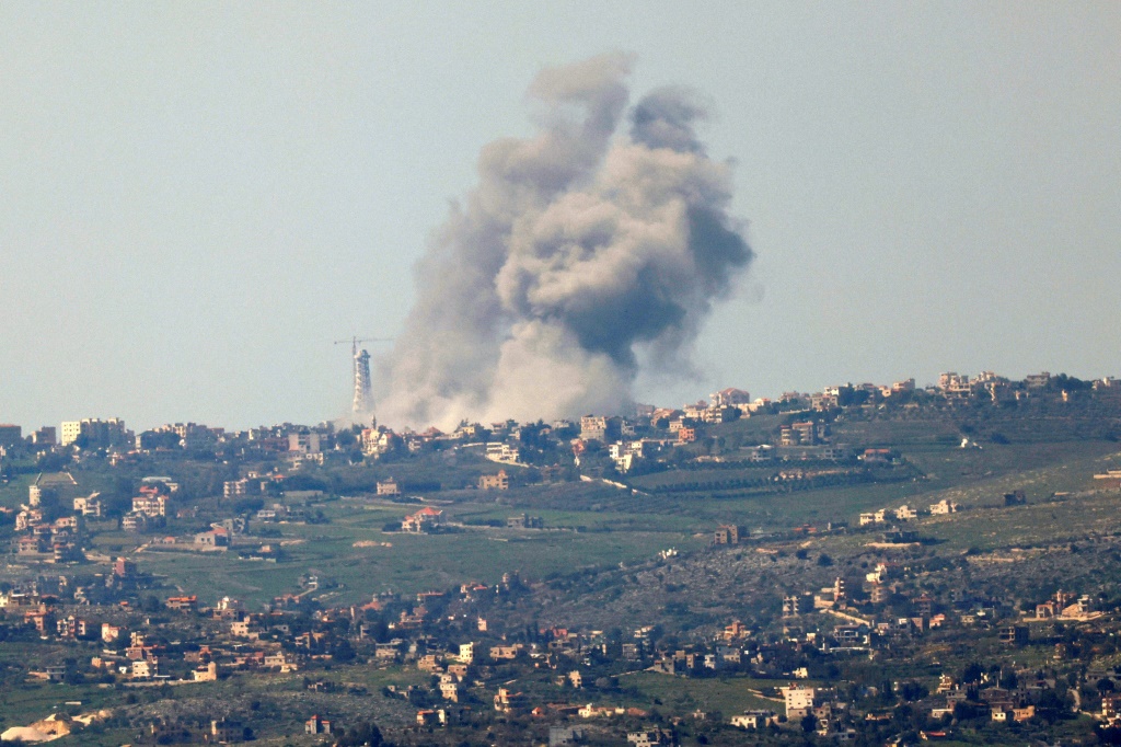 قالت اليونيفيل، في وقت سابق من اليوم، بأن "3 مراقبين أصيبوا عندما انفجرت قذيفة بالقرب من موقعهم في جنوب لبنان" (أ ف ب)