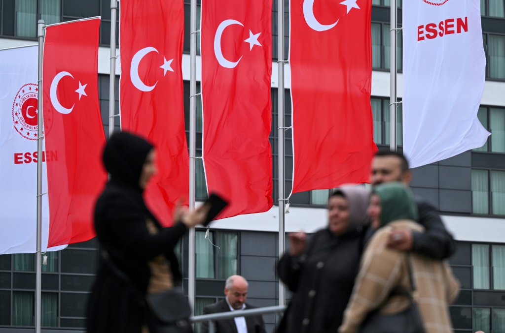 تحظر الهيئة العليا للإذاعة والتلفزيون (RTÜK) في تركيا حتى الساعة 21:00 من يوم الانتخابات، أي دعاية للأحزاب على الإذاعات والقنوات التلفزيونية (أ ف ب)
