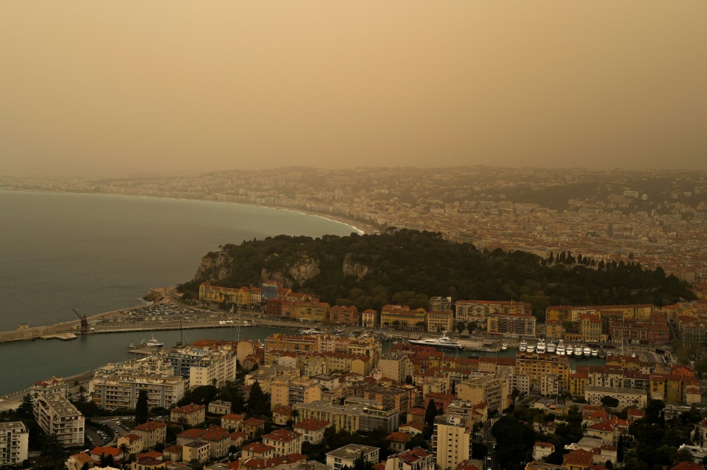 الغبار المنبعث من الصحراء الكبرى يخلق ضبابا فوق مدينة نيس الواقعة على الريفييرا الفرنسية، مما أدى إلى إصدار تحذيرات بشأن جودة الهواء (أ ف ب)   