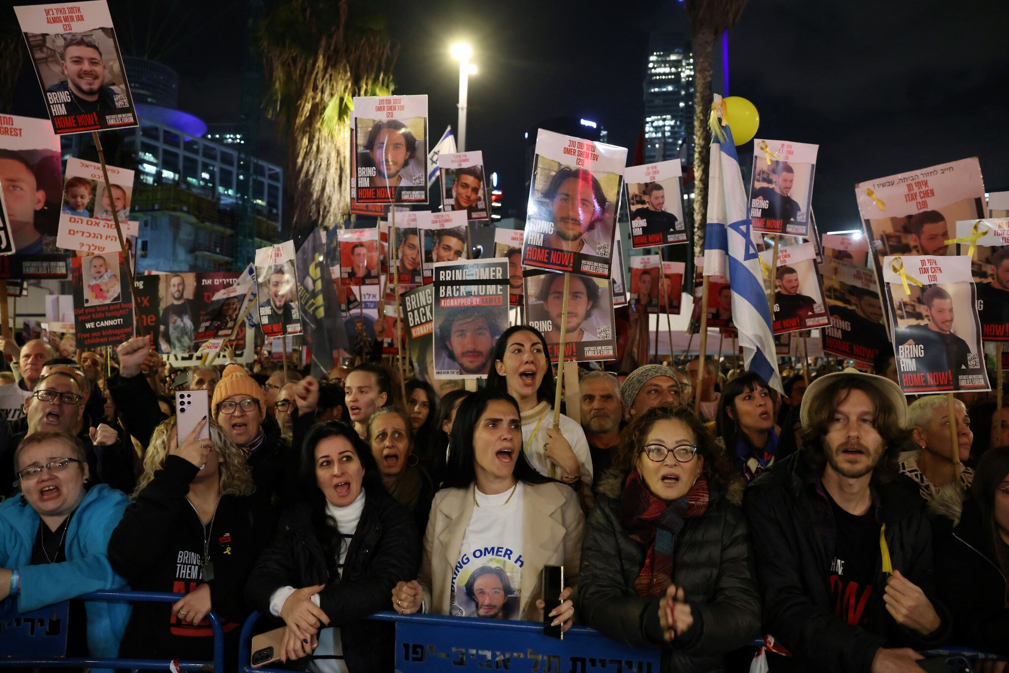 تجاوز مئات المتظاهرين الإسرائيليين، مساء السبت، حواجز نصبتها الشرطة قرب مقر إقامة رئيس الوزراء بنيامين نتنياهو (ا ف ب)