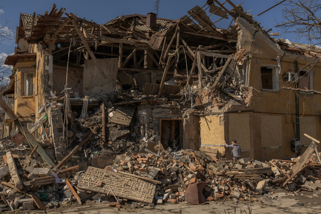 صورة مؤرخة في 30 آذار/مارس 2024 لمبنى مدمر في منطقة دونيتسك شرق اوكرانيا (ا ف ب)