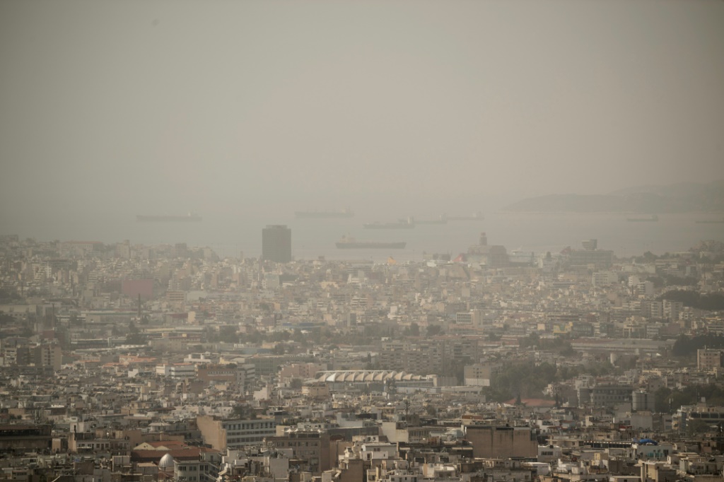 مدينة أثينا محاطة بالضباب بعد أن حملت الرياح الجنوبية موجات من الغبار من القارة الأفريقية عبر شرق البحر الأبيض المتوسط في 27 آذار/مارس 2024 (ا ف ب)