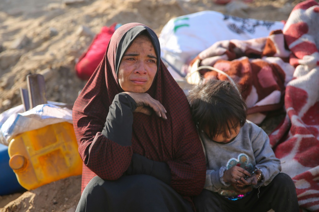 فلسطينية تجلس وسط أنقاض مستشفى الشفاء في غزة بعد انسحاب الجيش الإسرائيلي من المجمع الطبي في 1 نيسان أبريل 2024، في ظل الحرب المستمرة بين إسرائيل وحركة حماس (ا ف ب)