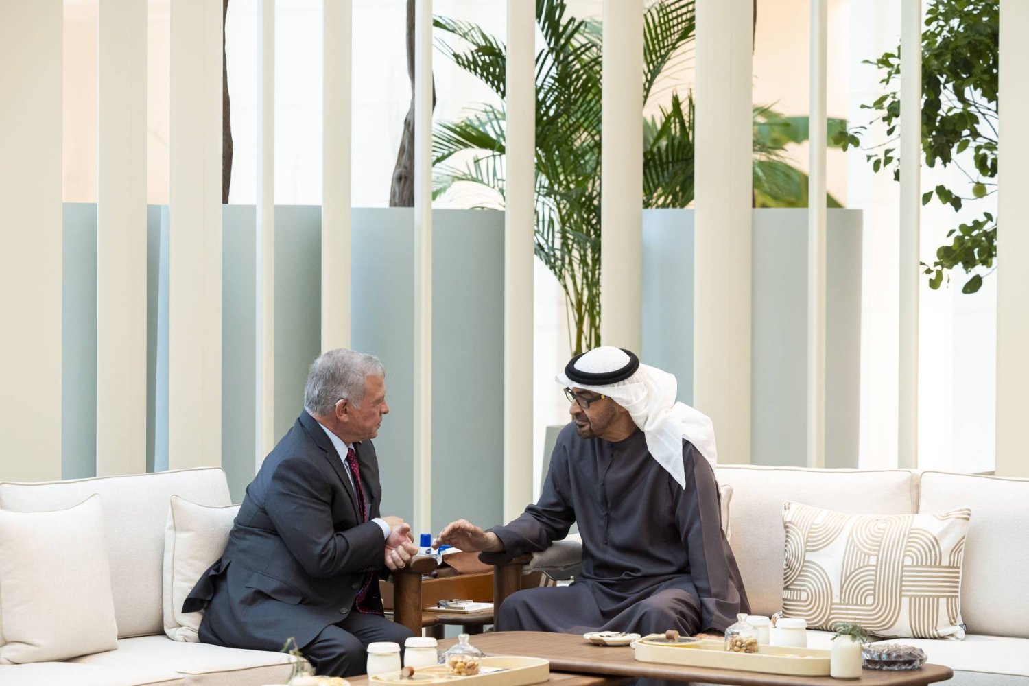 الشيخ محمد بن زايد والملك عبد الله الثاني خلال لقاء سابق في أبوظبي (وام)