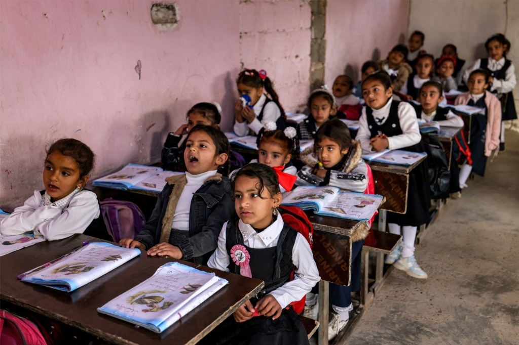 تلاميذ يتابعون الدروس في صف بمدرسة تقع بوسط العراق في 10 آذار/مارس 2024 (ا ف ب)