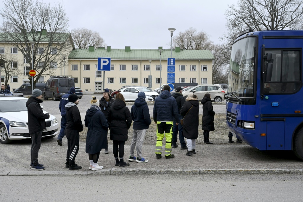عناصر من الشرطة الفنلندية يتحدثون إلى تلاميذ في مدرسة فييرتولا الابتدائية في فانتا بتاريخ 2 نيسان/أبريل 2024 (ا ف ب)