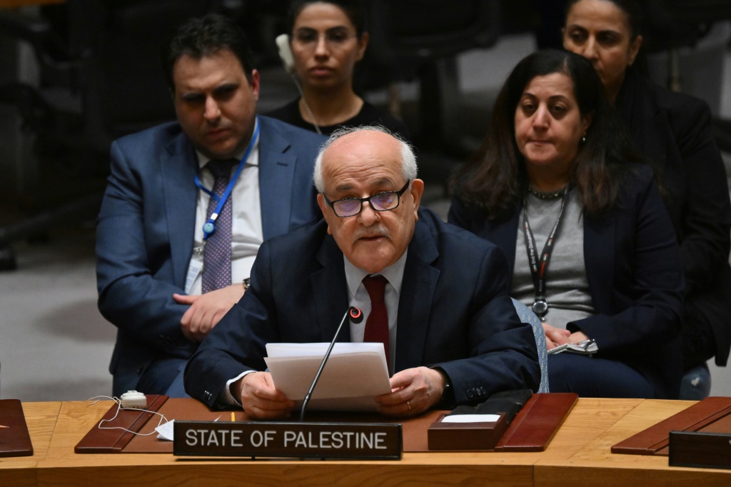صور مؤرخة في 25 شباط/فبراير 2024 للسفير الفلسطيني لدى الأمم المتحدة رياض منصور في مقر الامم المتحدة في نيويورك (ا ف ب)
