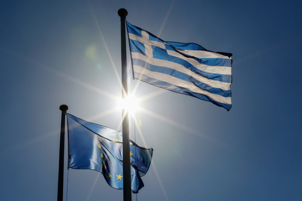علم اليونان (يمين) والاتحاد الأوروبي في أثينا في الخامس من تشرين الأول/أكتوبر 2021 (ا ف ب)