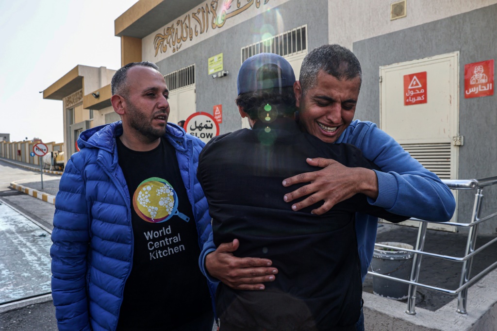 أقارب وأصدقاء سيف أبو طه، الموظف في جمعية المطبخ المركزي العالمي الأميركية الذي قُتل عندما قصفت إسرائيل سيارات تابعة للمنظمة غير الحكومية التي كانت تقدم مساعدات غذائية في غزة، خلال تشييعه في رفح بجنوب قطاع غزة في 2 نيسان/إبريل 2024 (أ ف ب)  &nbsp; 
