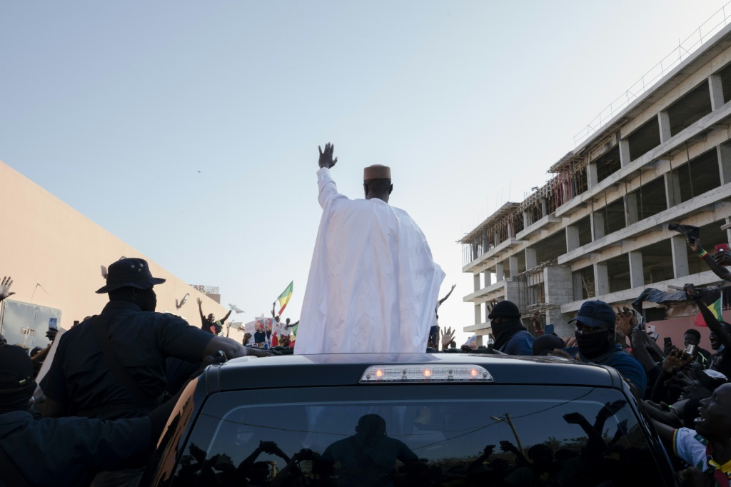 زعيم المعارضة عثمان سونكو يحيي أنصاره عند وصوله إلى مؤتمر صحافي في داكار غداة الافراج عنه في 15 آذار/مارس 2024 (أ ف ب)   