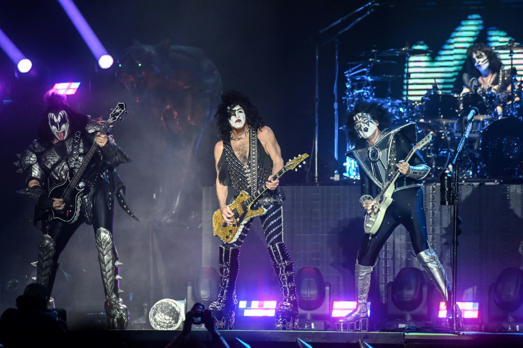 فرقة Kiss خلال مهرجان "هلفست" في كليسون في غرب فرنسا في 15 حزيران/يونيو 2023 (ا ف ب)