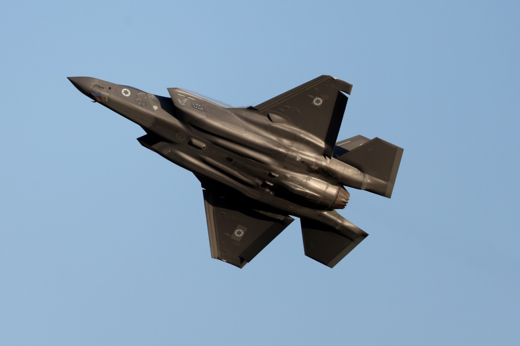 طائرة حربية إسرائيلية من طراز F-35 تؤدي عرضًا جويًا بالقرب من مدينة بئر السبع الجنوبية في 29 يونيو 2023 (أ ف ب)   