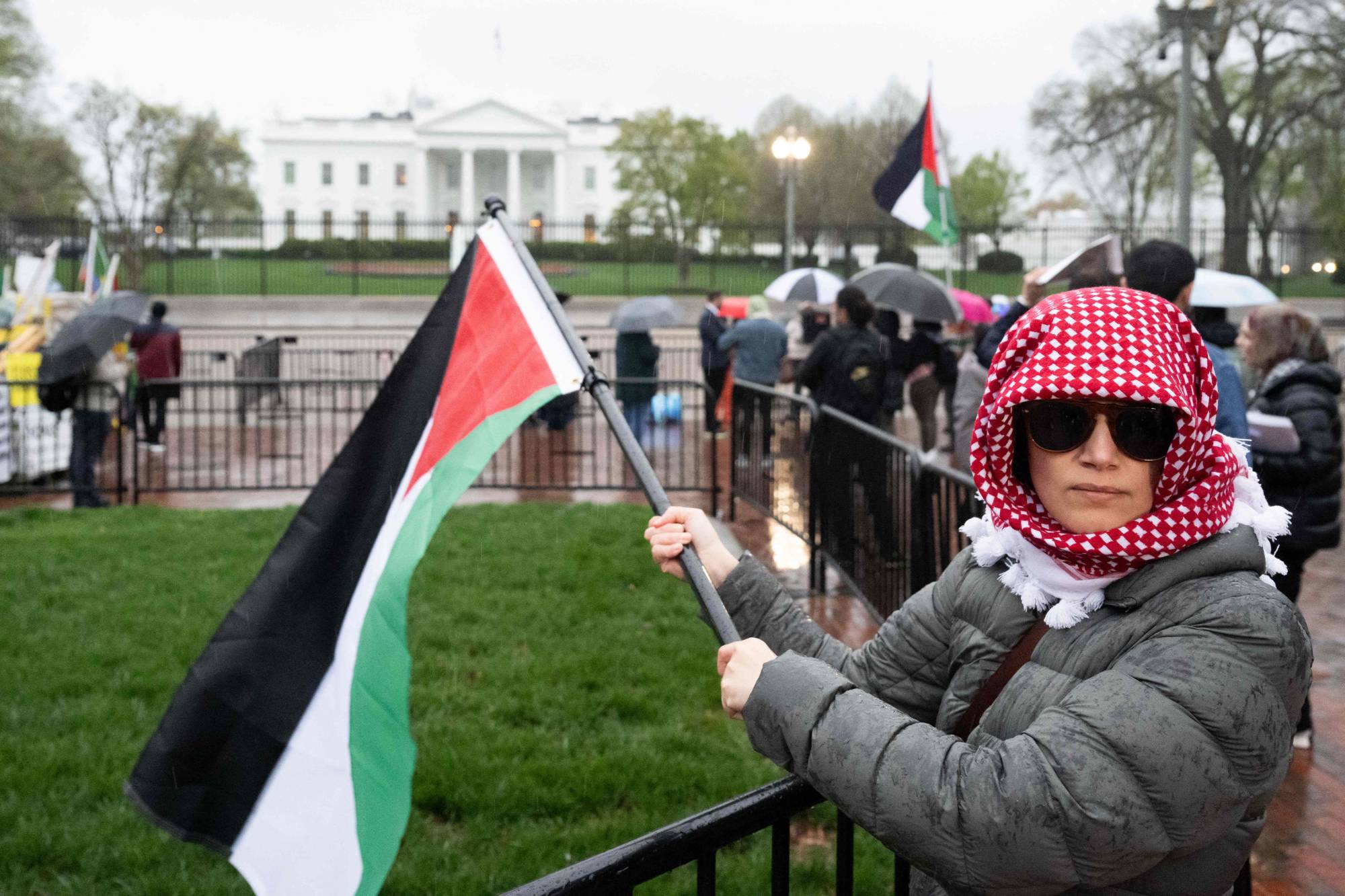 متظاهرون يدعون إلى وقف إطلاق النار في غزة أمام البيت الأبيض في 2 أبريل 2024 (أ.ف.ب)