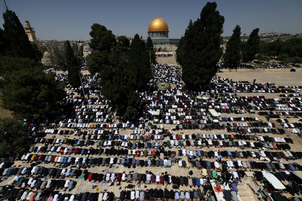 فلسطينيون يصلّون في باحة المسجد الأقصى في الخامس من نيسان/أبريل 2024 (أ ف ب)   