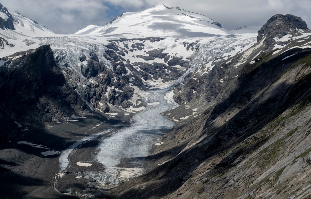 يقول نادي جبال الألب النمساوي إن نهر باستيرز الجليدي تقلص بنحو 204 أمتار في عام 2023 (أ ف ب)   