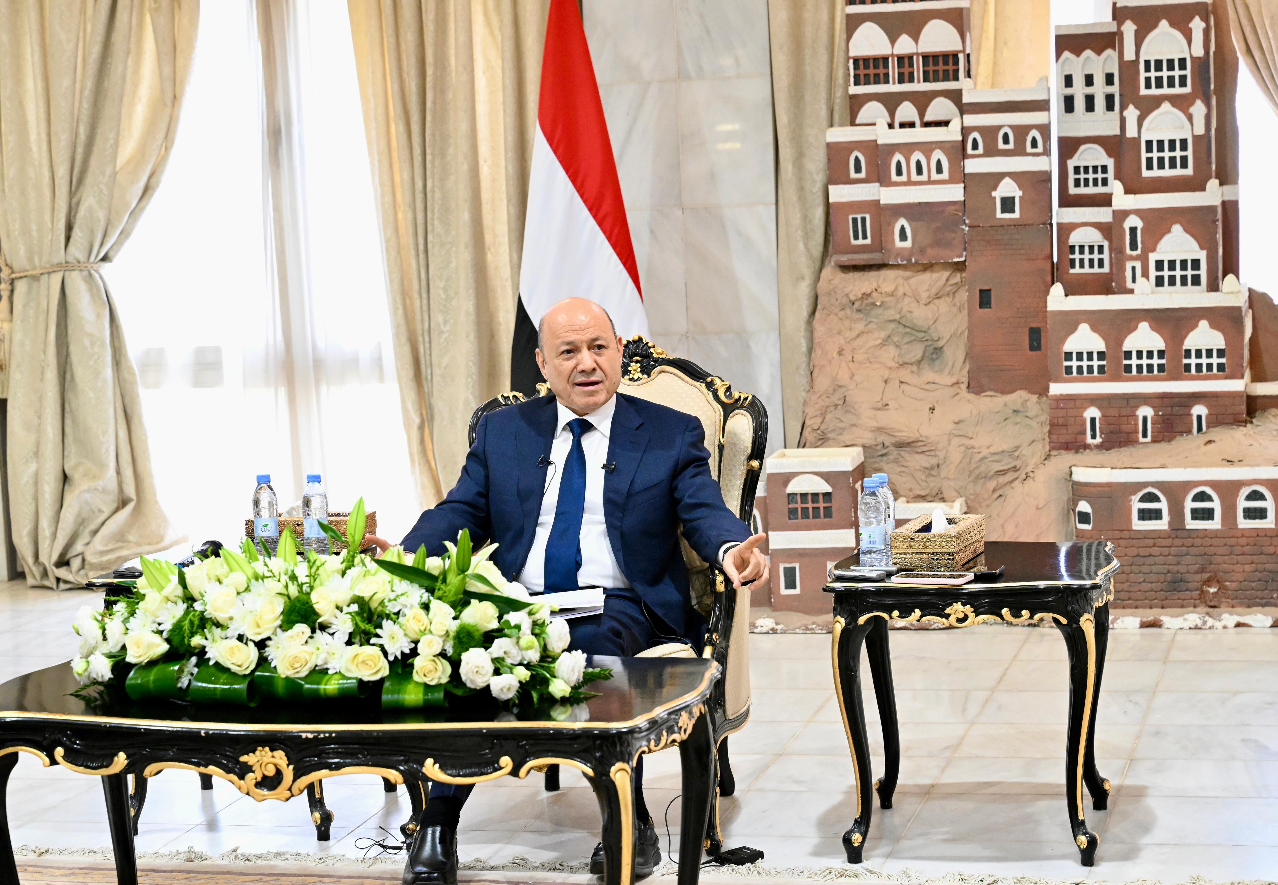 الرئيس العليمي يؤكد التزام المجلس والحكومة بجعل عدن في المكانة المتميزة التي تستحق