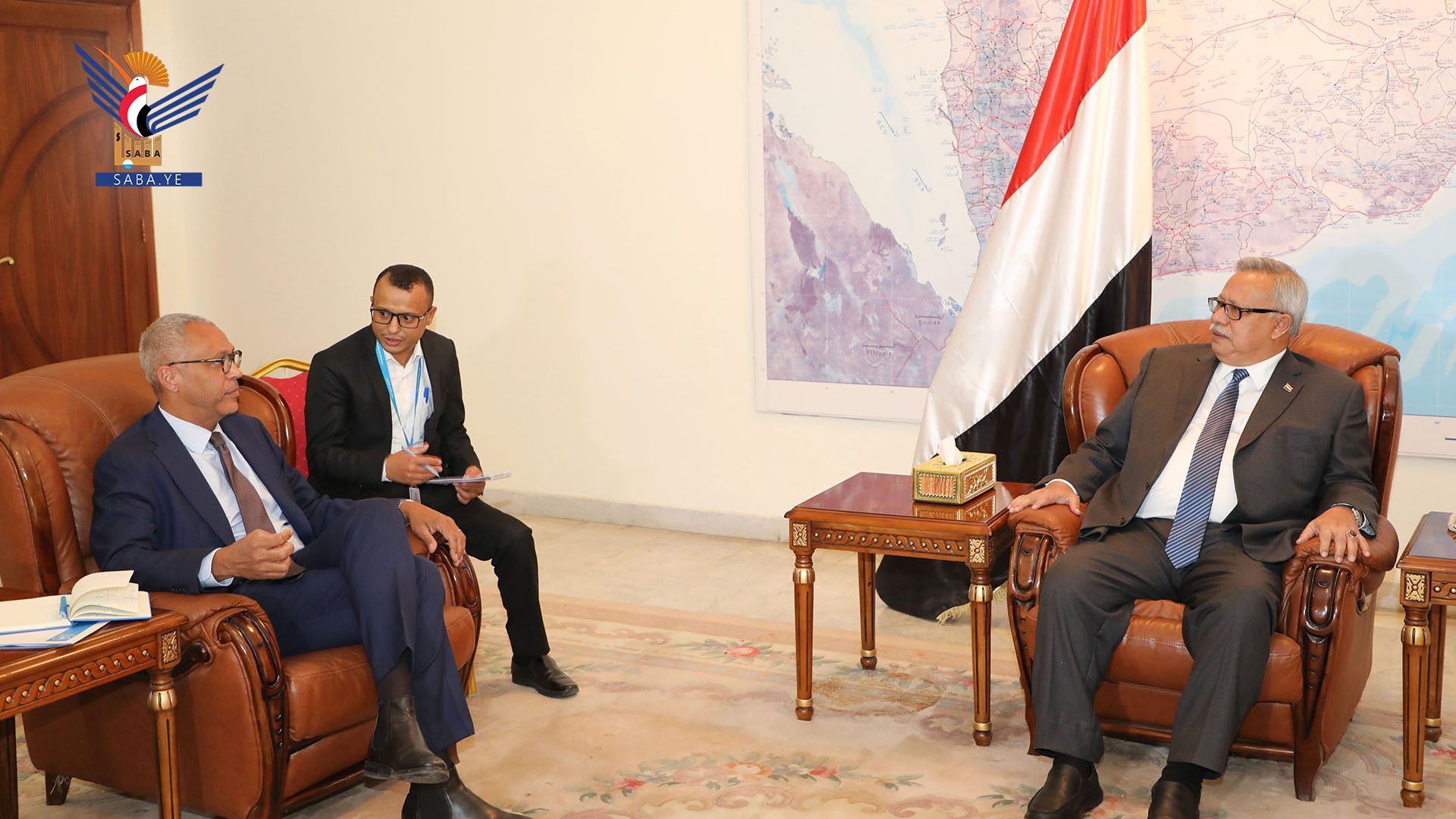 رئيس حكومة تصريف الأعمال التابعة لأنصار الله الحوثيين الدكتور عبدالعزيز صالح بن حبتور يستقبل المبعوث الدولي (سبا)