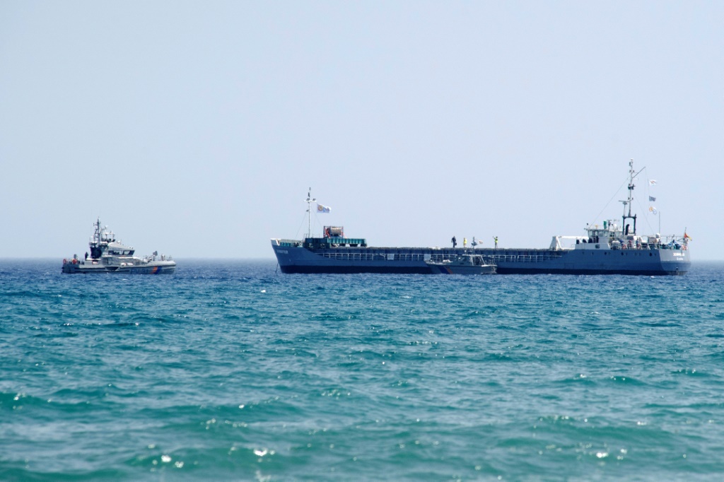 صورة مؤرخة في 30 آذار/مارس 2024 لسفينة "جينيفر" المحملة مساعدات لقطاع غزة قرب ميناء لارنكا في قبرص (ا ف ب)