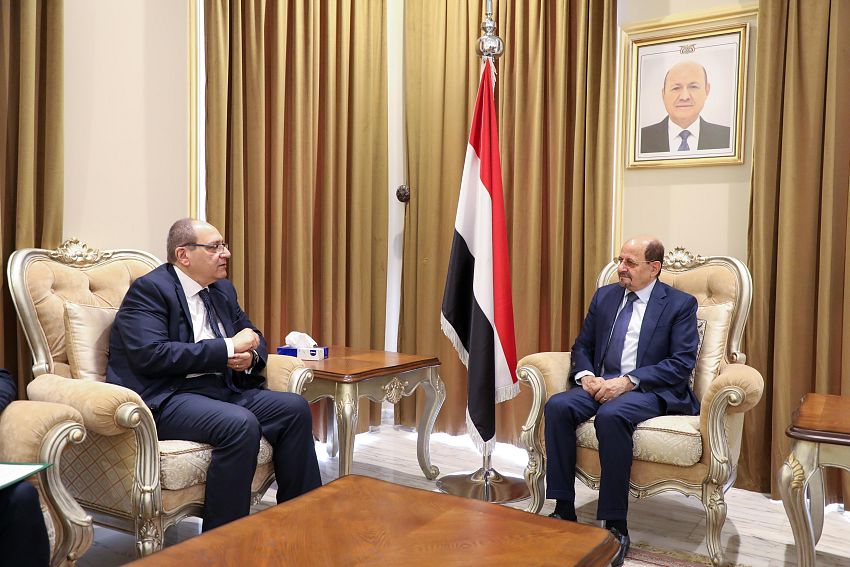 وزير الخارجية اليمني يلتقي السفير المصري