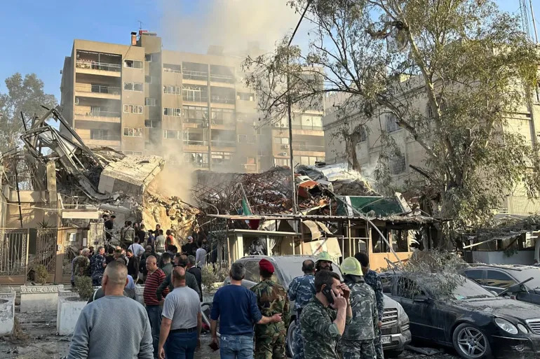 قوات الطوارئ والأمن السورية تتجمع حول المبنى المجاور للقنصلية الإيرانية في دمشق عقب الهجوم الإسرائيلي (أ ف ب)