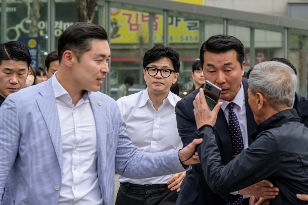 يقول محللون إن سياسات كوريا الجنوبية المشهورة بالعداء تتزايد بسبب التضليل وخطاب الكراهية عبر الإنترنت قبل انتخابات يوم الأربعاء (أ ف ب)   