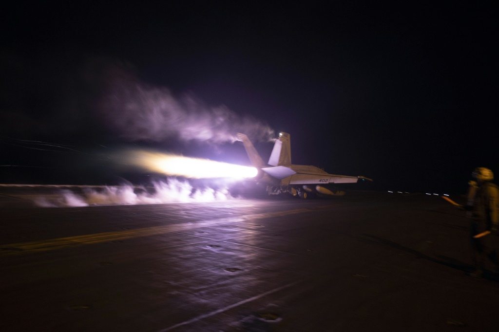 القوات الأمريكية تعلن تدمير صاروخ لـ أنصار الله الحوثيين كان يستهدف سفينة في خليج عدن
