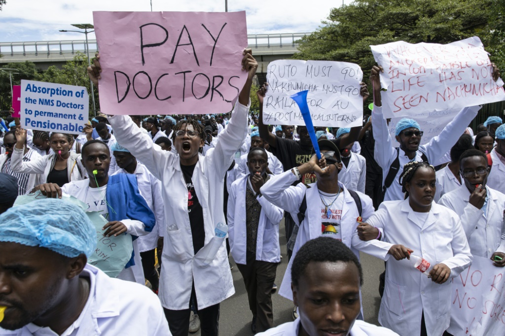 بدأ أعضاء نقابة الممارسين الطبيين والصيادلة وأطباء الأسنان في كينيا إضرابًا عن العمل منذ 13 مارس (ا ف ب)