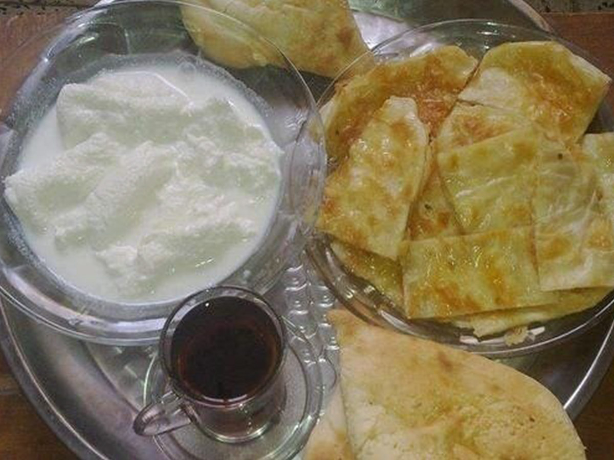 الكاهي والقيمر الأكلة المفضلة لدى البغداديين أول أيام عيد الفطر (قنا)