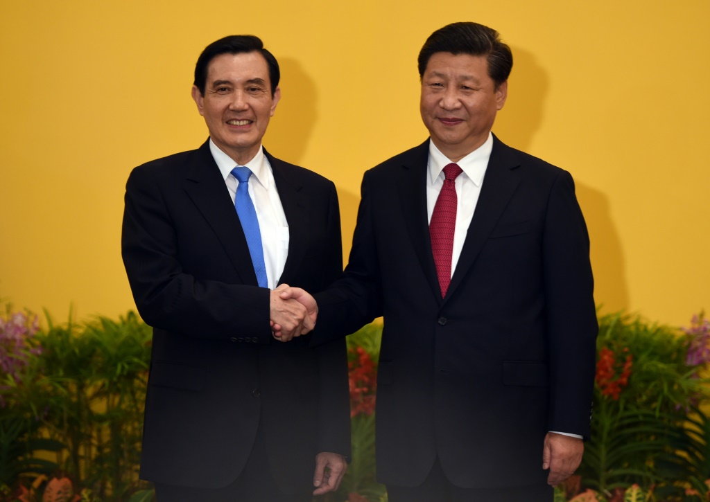 الرئيس الصيني شي جينغبينغ (يمين) مصافحا نظيره التايواني ما يينغ-جيو في سنغافورة في 7 تشرن الثاني/نوفمبر 2015 (ا ف ب)