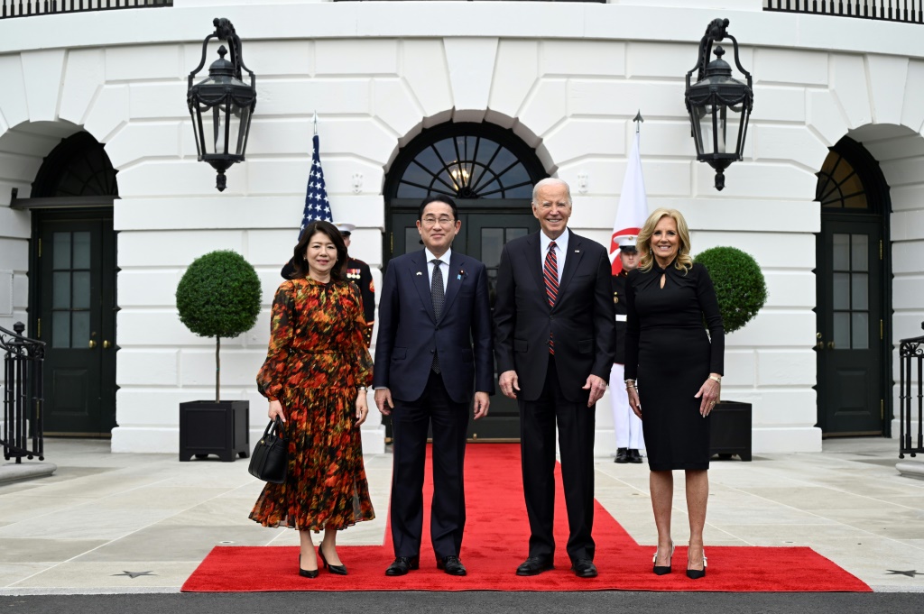 الرئيس الاميركي جو بايدن وزوجته جيل يستقبلان رئيس الوزراء الياباني فوميو كيشيدا وزوجته يوكو في البيت الابيض في 9 نيسان/ابريل 2024 (ا ف ب)