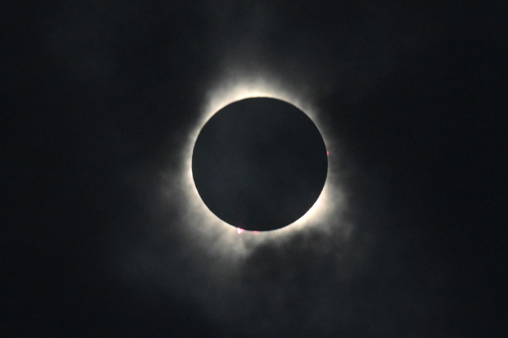  كسوف الشمس الكلي في صورة ملتقطة بمنطقة شلالات نياغارا في الثامن من نيسان/ابريل 2024 (ا ف ب)