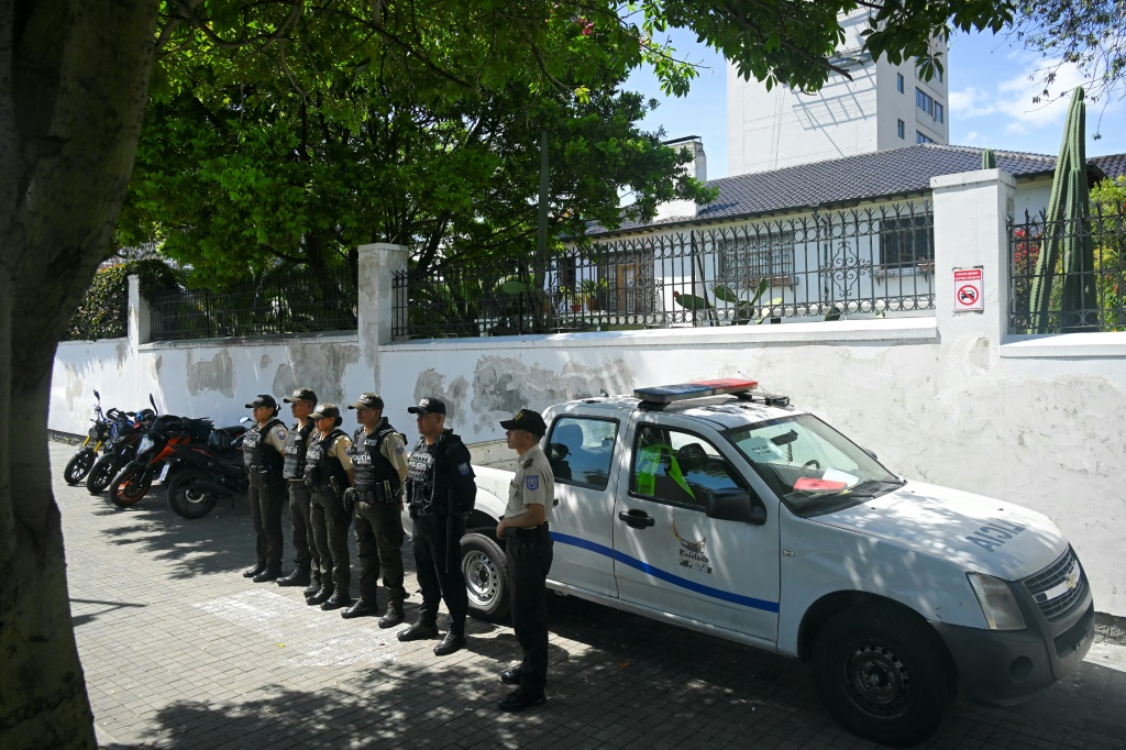 شرطيون أمام السفارة المكسيكية في كيتو في 7 نيسان/أبريل 2024 (ا ف ب)