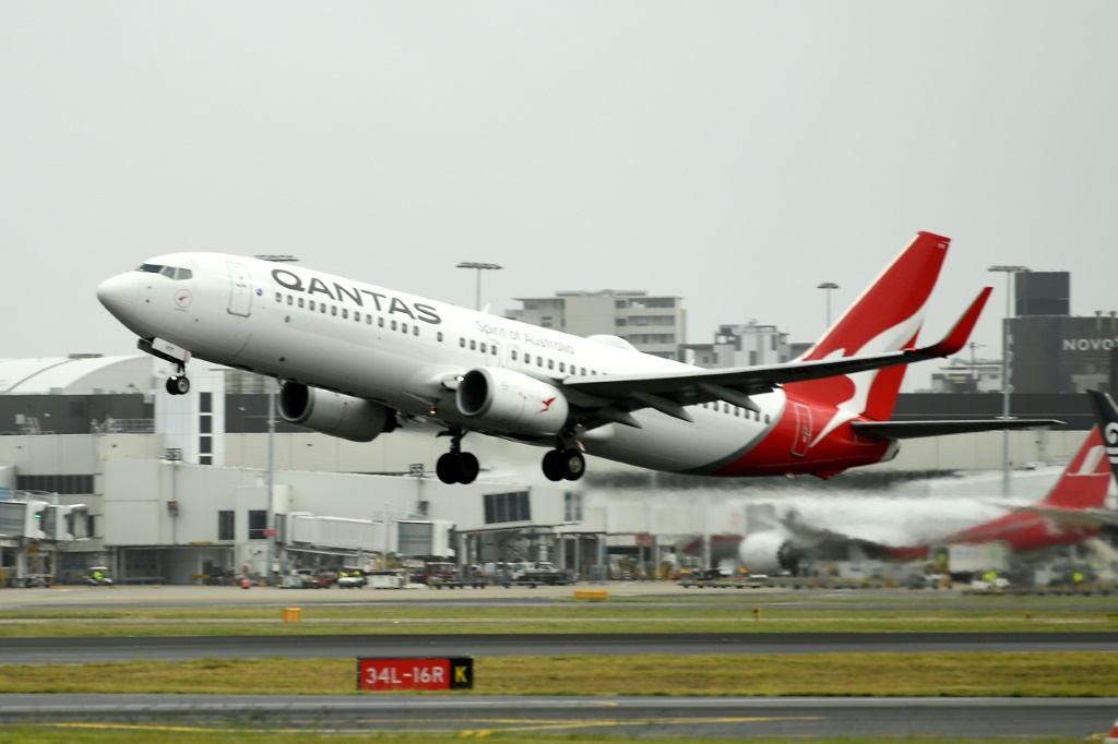 طائرة تابعة لكوانتاس لدى إقلاعها من مطار سيدني الدولي، في 6 أيار/مايو 2021 (أ ف ب)   