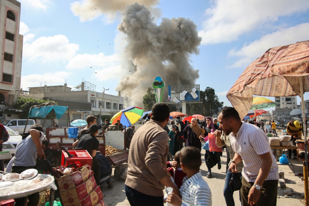 &nbsp;  ولا تزال غزة تتعرض للقصف بالضربات الإسرائيلية، مع تعثر المفاوضات بشأن الهدنة في القاهرة (أ ف ب)  &nbsp;