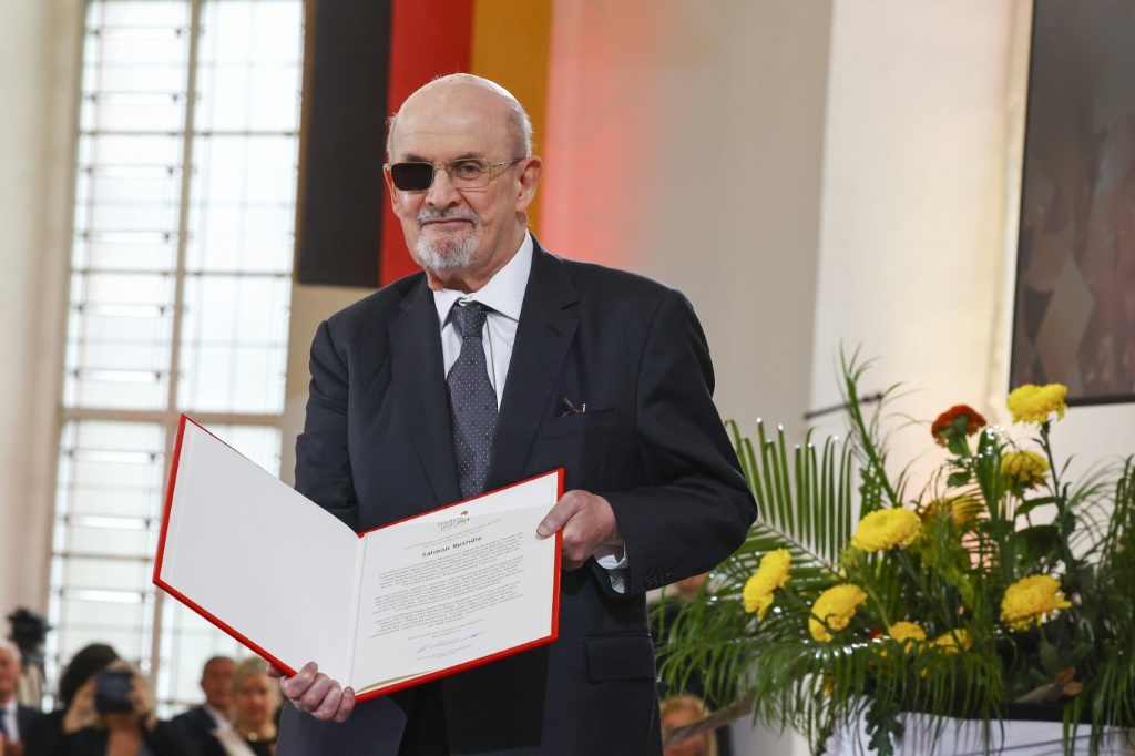 الكاتب البريطاني الأميركي سلمان رشد إثر تلقيه جائزة السلام لتجارة الكتب الألمانية في كنيسة القديس بولس في فرانكفورت غربي ألمانيا في 22 تشرين الأول/أكتوبر 2023 (ا ف ب)