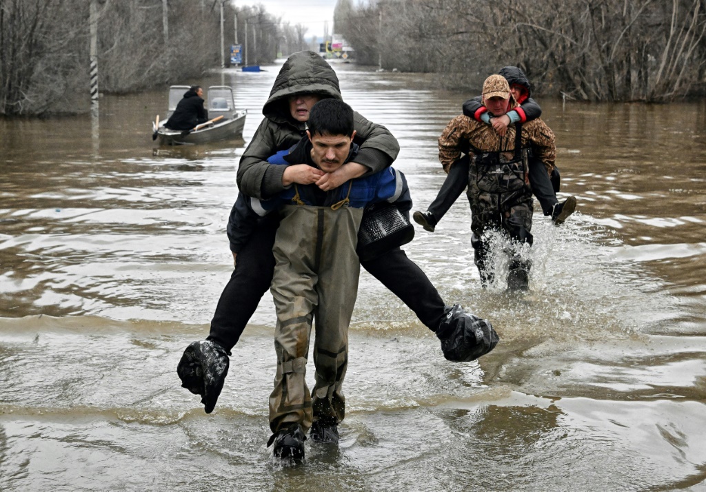 مسعفون يجلون سكانا من مدينة أورسك في منطقة أورنبرغ الروسية التي اجتاحتها فيضانات، في 8 نيسان/أبريل 2024 (أ ف ب)   