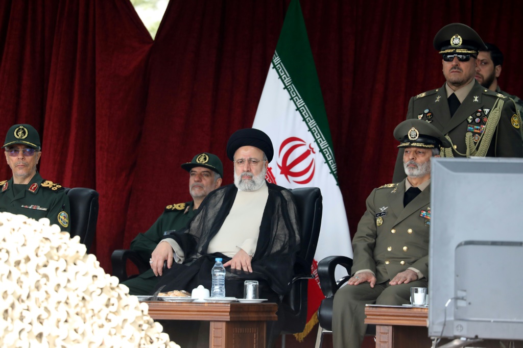 الرئيس الإيراني إبراهيم رئيسي يحضر عرضا عسكريا في طهران في 17 أبريل 2024 (ا ف ب)