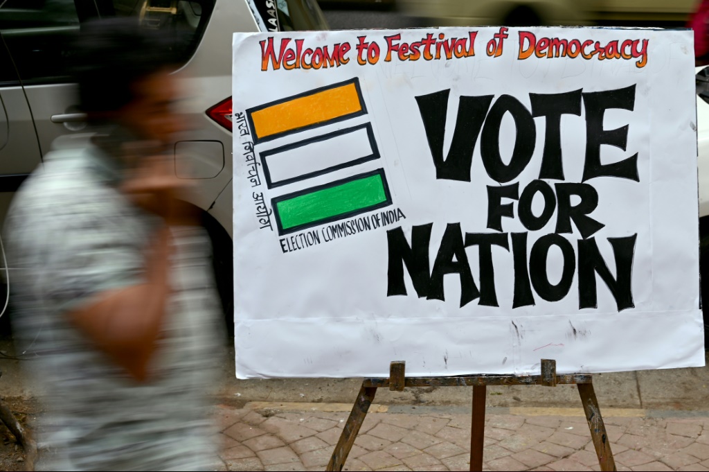 لافتة رسمها طلاب في الفن ونصبوها في شارع قريب من جامعتهم في بومباي في 17 نيسان/أبريل 2024 لتشجيع الناخبين على التصويت (ا ف ب)