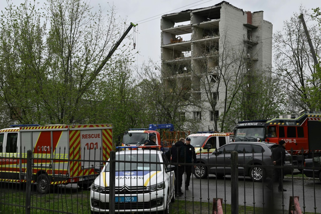 الشرطة الأوكرانية وخدمات الإسعاف في موقع ضربة روسية على مدينة تشيرنيهيف في شمال أوكرانيا في 17 نيسان/أبريل 2024 أسفرت عن مقتل 18 شخصًا وإصابة العشرات بجروح (ا ف ب)