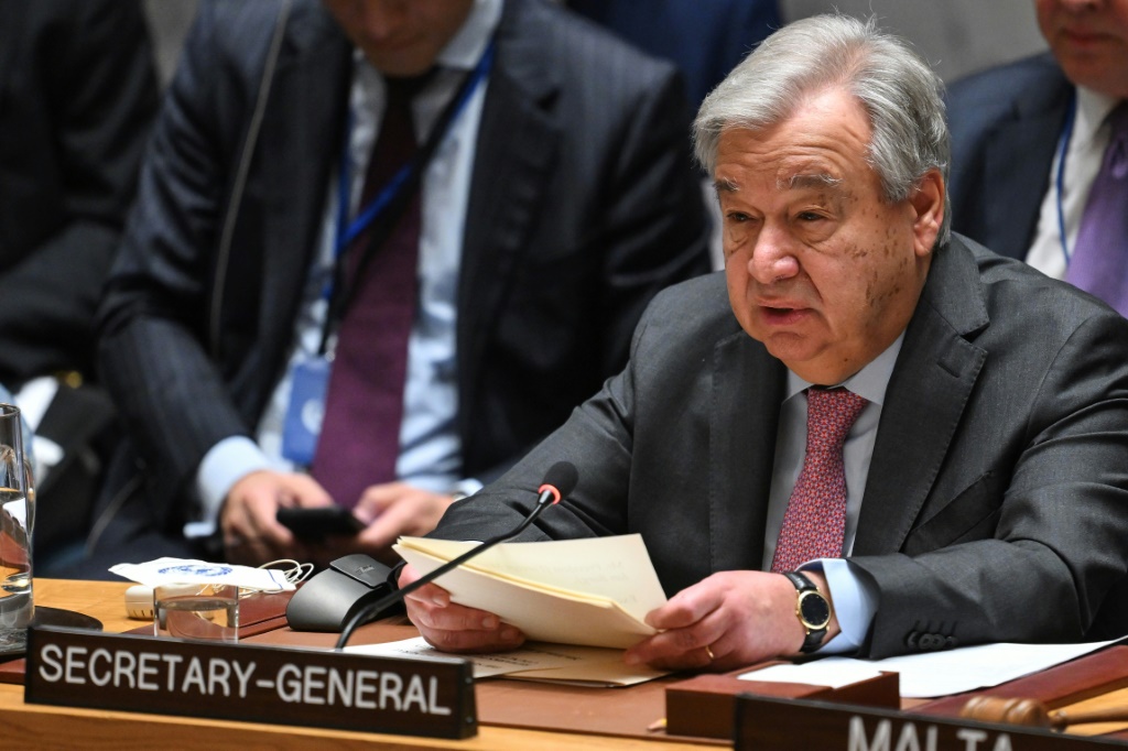 الأمين العام للأمم المتحدة أنطونيو غوتيريش متحدثاً أمام مجلس الأمن الدولي في 18 نيسان/أبريل 2024 (ا ف ب)